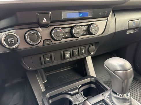 Used 2022 Toyota Tacoma TRD Off-Road AWD/4WD image 17