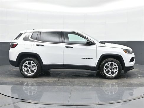 Used 2025 Jeep Compass Sport w/ Mopar Graphics Package image 5
