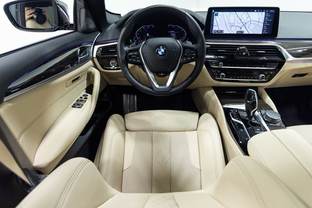 Certified 2022 BMW 530i xDrive w/ Premium Package AWD/4WD image 3