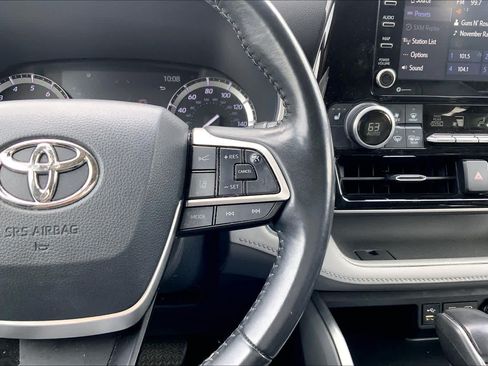 Used 2022 Toyota Highlander XLE FWD image 25