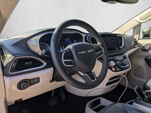 Used 2023 Chrysler Pacifica Touring-L image 9