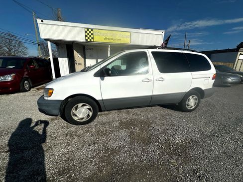 Used 1998 Toyota Sienna LE image 1