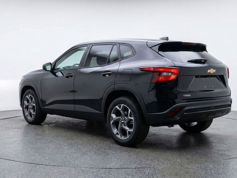Used 2025 Chevrolet Trax LT w/ LT Convenience Package image 6