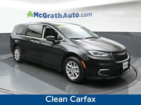 Used 2024 Chrysler Pacifica Touring-L image 2