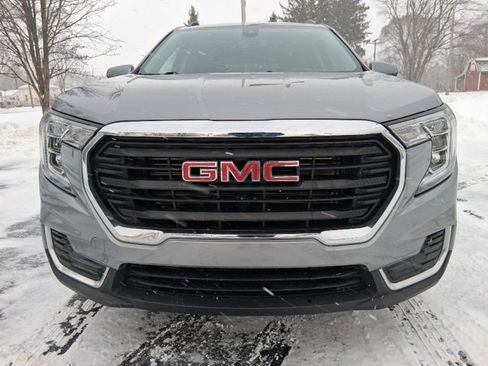 Used 2024 GMC Terrain SLE w/ Driver Convenience Package image 2