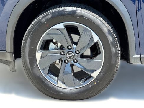 Used 2025 Nissan Rogue SV AWD/4WD image 13