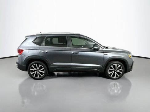 Used 2022 Volkswagen Taos SE w/ Panoramic Sunroof Package FWD image 7