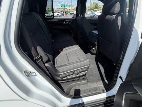 Used 2022 GMC Yukon SLE w/ Gmc Pro Safety Plus Package AWD/4WD image 14