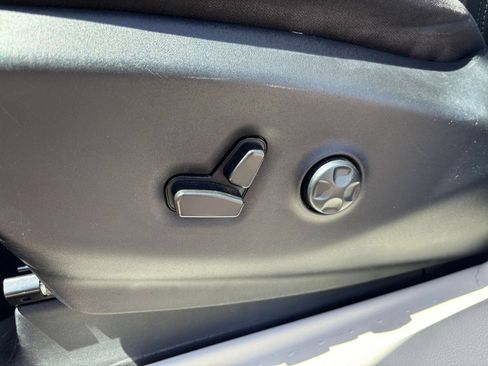 Used 2023 Chrysler Voyager LX FWD image 18