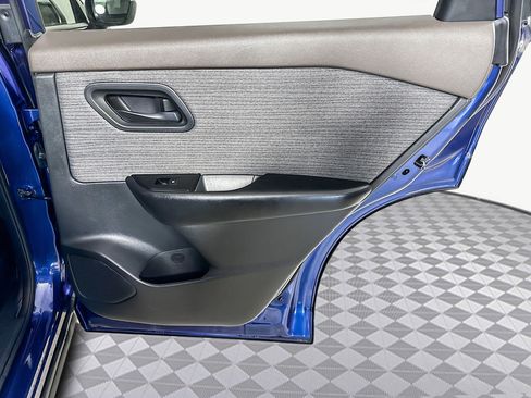 Used 2023 Nissan Rogue S image 28