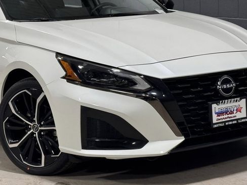 Used 2023 Nissan Altima 2.5 SR w/ SR Premium Package image 3