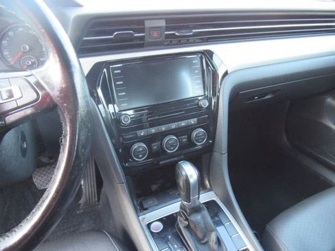 Used 2020 Volkswagen Passat 2.0T SE w/ Sunroof Package image 21