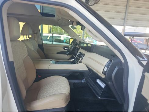Used 2025 Nissan Armada Platinum w/ Convenience Package RWD image 8