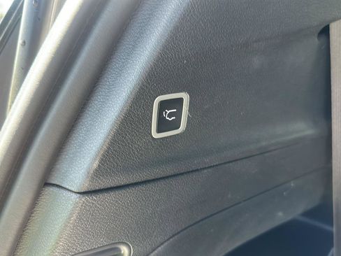 Used 2025 Chrysler Pacifica Limited FWD image 28