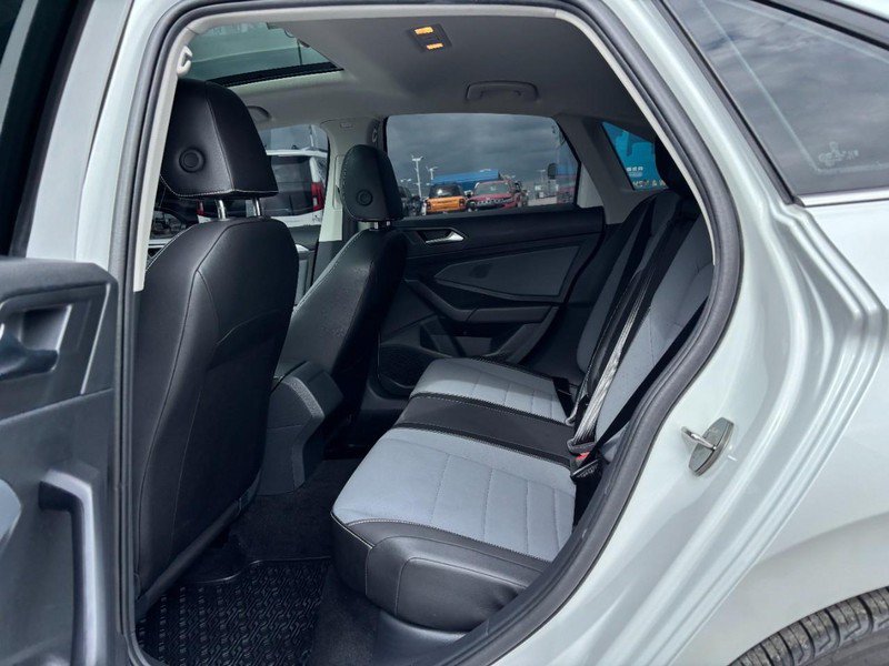 Used 2025 Volkswagen Jetta SE w/ Sunroof Package FWD image 13