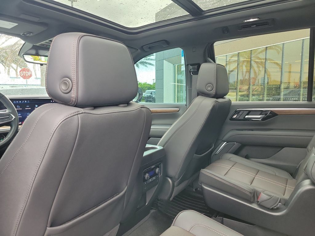 Used 2025 Chevrolet Tahoe High Country AWD/4WD image 17