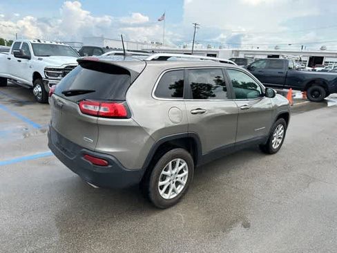 Used 2017 Jeep Cherokee Latitude w/ Comfort/Convenience Group AWD/4WD image 17