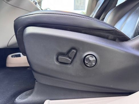 Used 2023 Chrysler Pacifica Touring-L FWD image 7