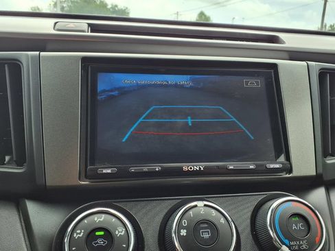 Used 2018 Toyota RAV4 LE FWD image 29