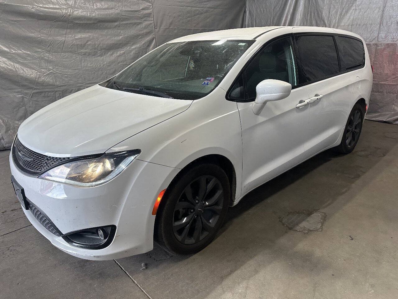 Used 2019 Chrysler Pacifica Touring Plus w/ S Appearance Package FWD image 1