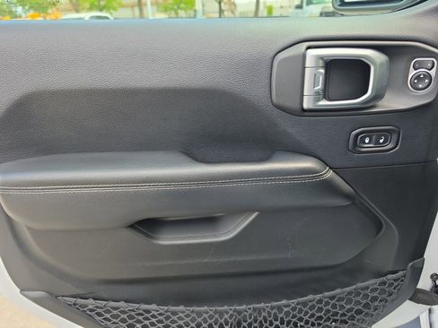 Used 2019 Jeep Wrangler Unlimited Sahara AWD/4WD image 15