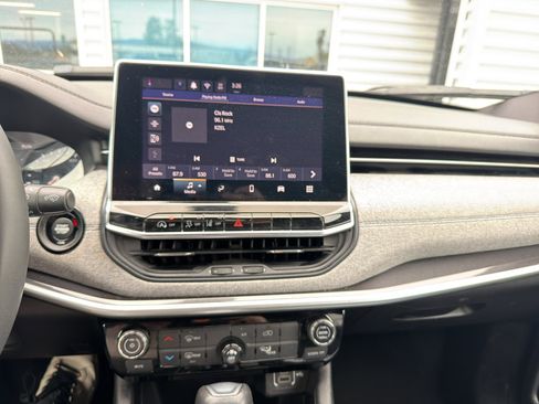 Used 2024 Jeep Compass Latitude image 8