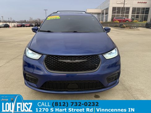 Used 2021 Chrysler Pacifica Touring-L w/ Uconnect Theater Family Group image 2