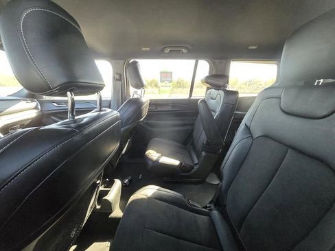 Used 2024 Jeep Grand Cherokee L Laredo image 9