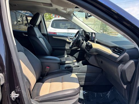 Used 2021 Ford Escape Titanium w/ Titanium Premium Package FWD image 17