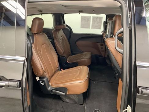 Used 2017 Chrysler Pacifica Limited w/ UConnect Theater Package image 29