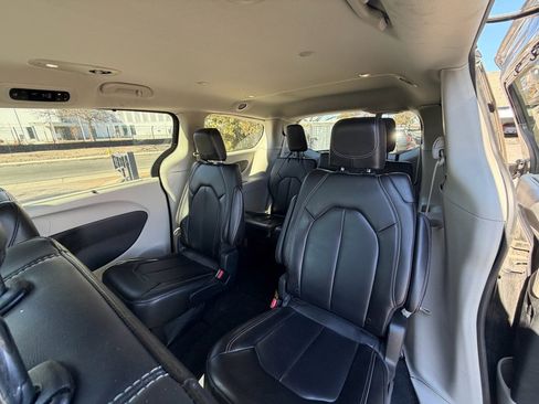 Used 2024 Chrysler Pacifica Touring-L image 16