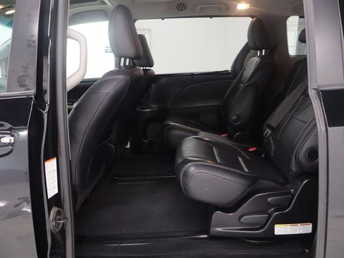 Used 2017 Toyota Sienna SE Premium FWD image 16