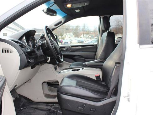 Used 2018 Dodge Grand Caravan SXT image 9