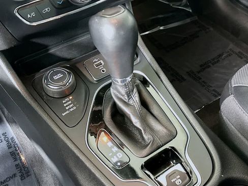 Used 2023 Jeep Cherokee Altitude Lux image 19