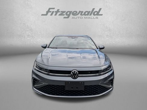 Used 2025 Volkswagen Jetta SE FWD image 2