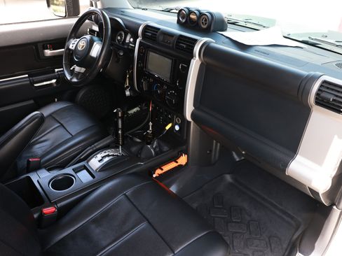 Used 2010 Toyota FJ Cruiser 4WD image 22