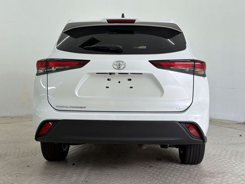 Used 2025 Toyota Highlander LE FWD image 10