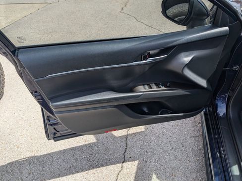 Used 2021 Toyota Camry SE image 11