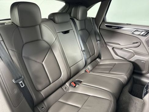 Certified 2024 Porsche Macan AWD/4WD image 23