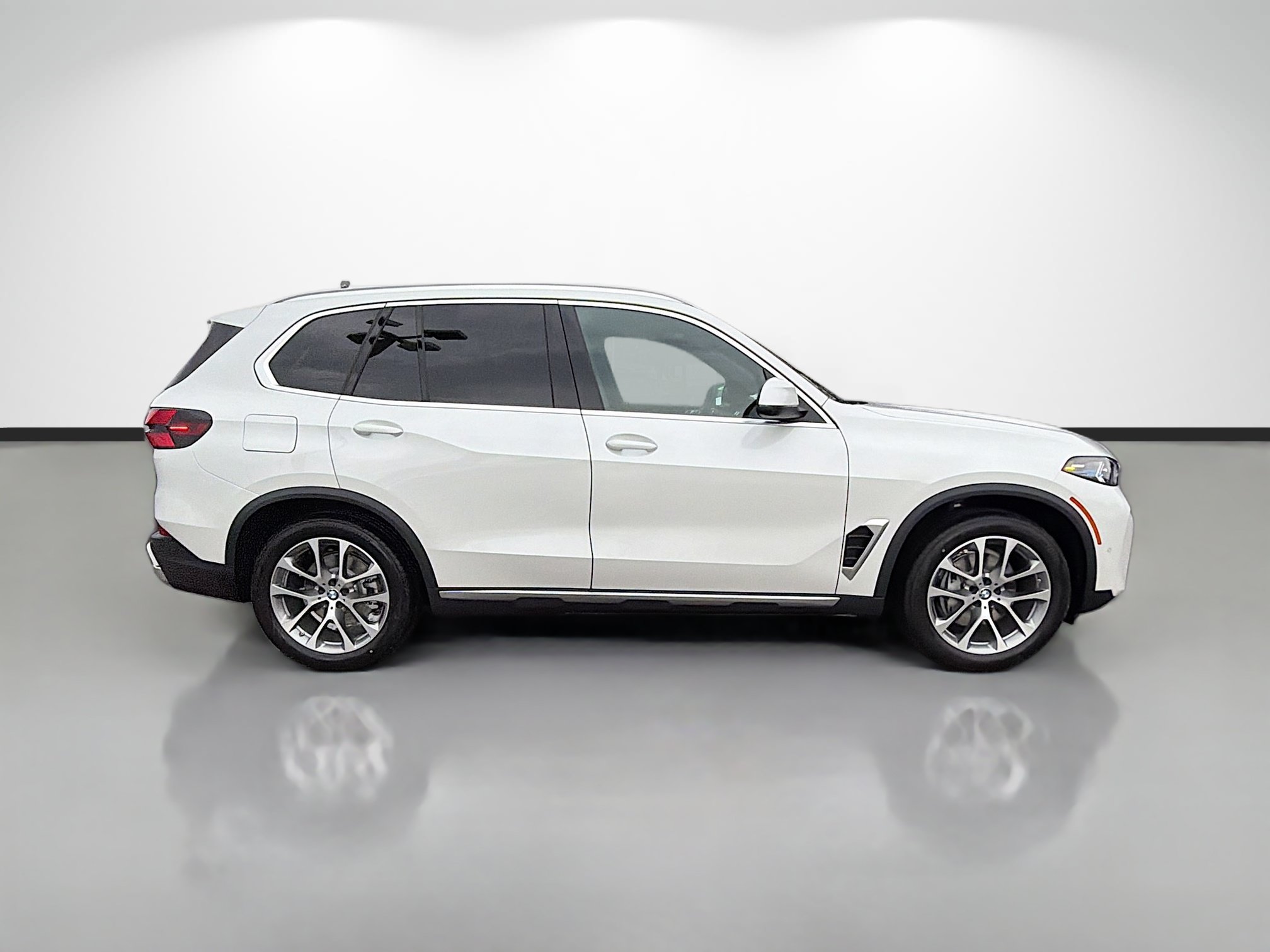 New 2026 BMW X5 xDrive40i w/ Premium Package AWD/4WD image 2