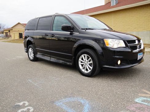 Used 2018 Dodge Grand Caravan SXT image 6