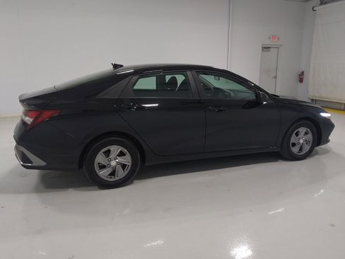 Used 2025 Hyundai Elantra SE FWD image 10