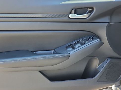 Used 2025 Nissan Altima 2.5 SV FWD image 11