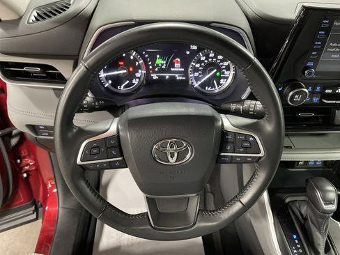 Used 2022 Toyota Highlander XLE image 18