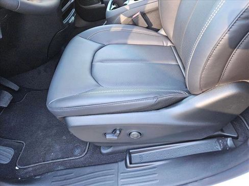 New 2026 Chrysler Pacifica Select image 4