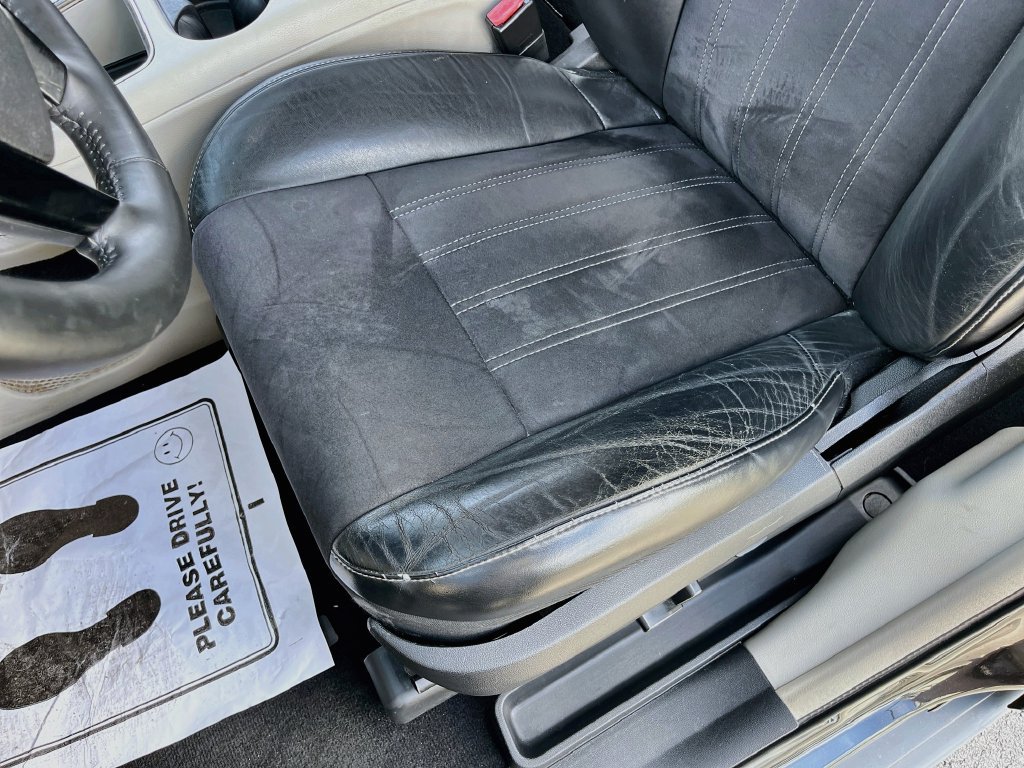 Used 2014 Chrysler Town & Country Touring-L FWD image 17