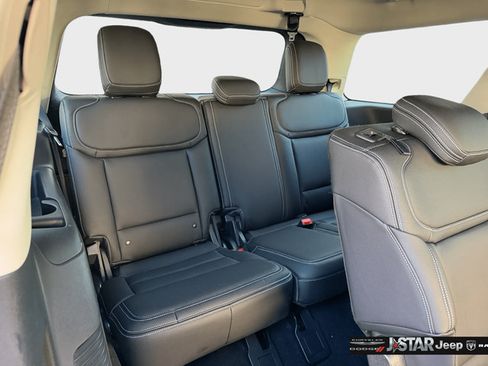 Used 2025 Ford Expedition Active AWD/4WD image 33