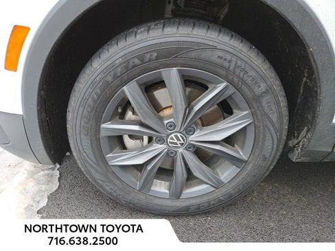 Used 2022 Volkswagen Tiguan SE w/ Panoramic Sunroof Package image 11