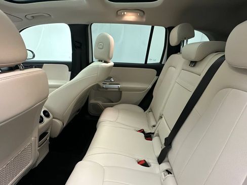 Used 2023 Mercedes-Benz GLB 250 4MATIC w/ Premium Package image 10