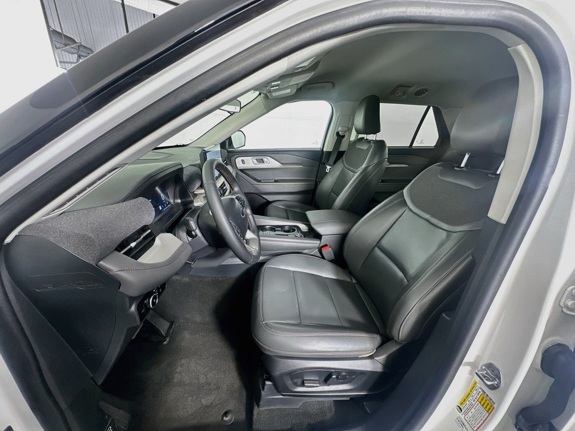 Used 2025 Ford Explorer Active w/ Active Comfort Package RWD image 13